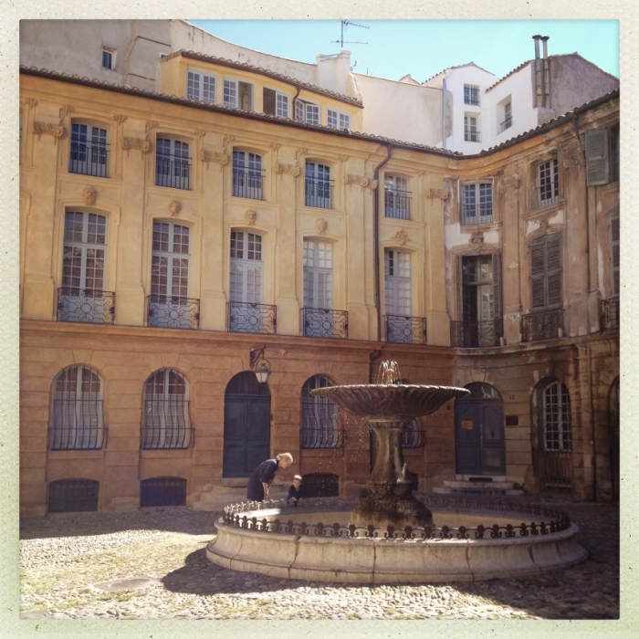 Wohnen wie Gott in Frankreich: ein schöner Innenhof mit einem Brunnen in der Mitte.