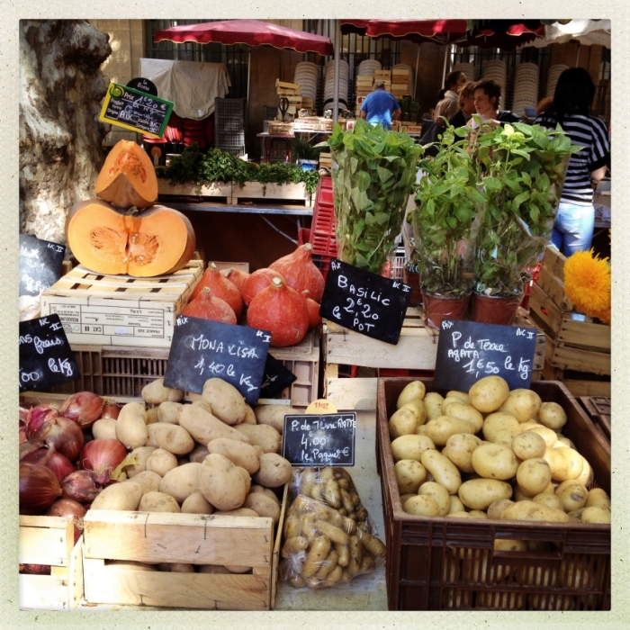 Speisen wie Gott in Frankreich: Verschiedene Kartoffelsorten liegen auf einem Markt zum Kauf bereit
