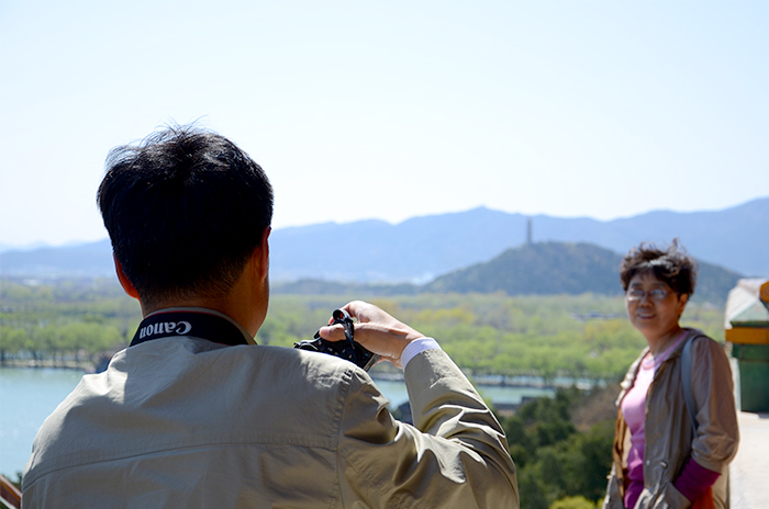 Touristen fotografieren sich gegenseitig vor einer Sehenswürdigkeit
