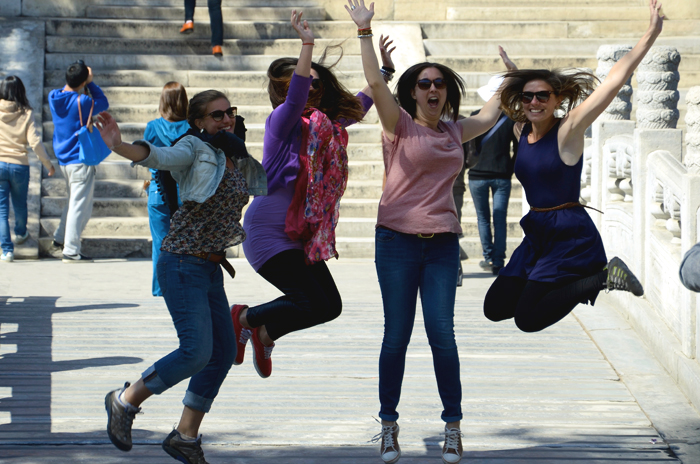 Touristen springen gemeinsam in die Luft für ein Foto