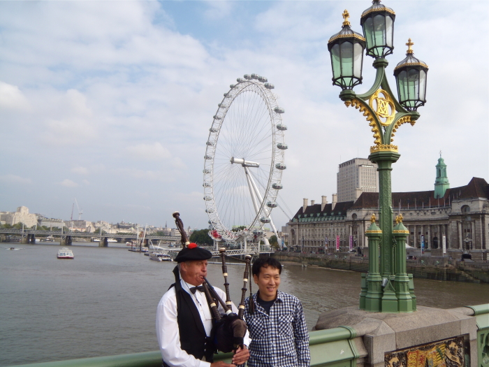Die Westminster Bridge mit dem London Eye im Hintergrund