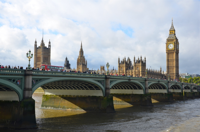 Die Westminster Bridge mit dem Big Ben und den Houses of Parlament