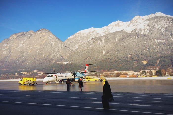 Am Innsbruck Airport geht es zu Fuß zum Flieger