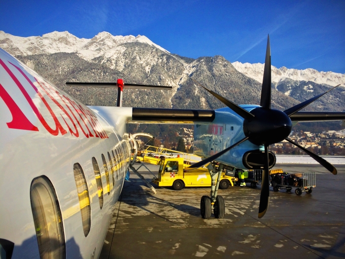 Eine Propellerflugzeug am Innsbruck Airport