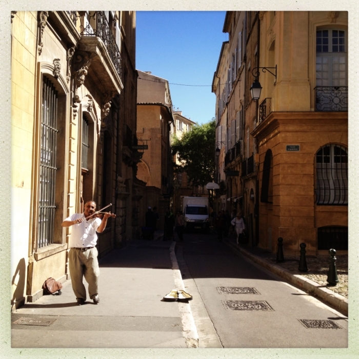 A man playing the violin on the street in Aix-en-Provence
