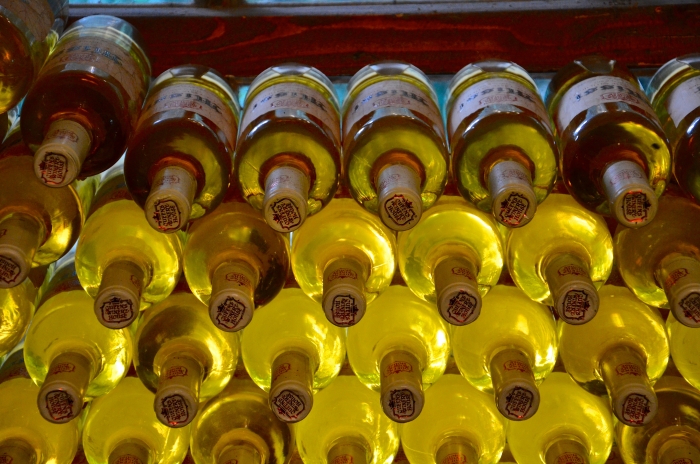 Gestapelte Weinflaschen in Bulgarien