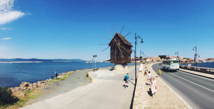 Eine riesige Windmühle in Bulgarien