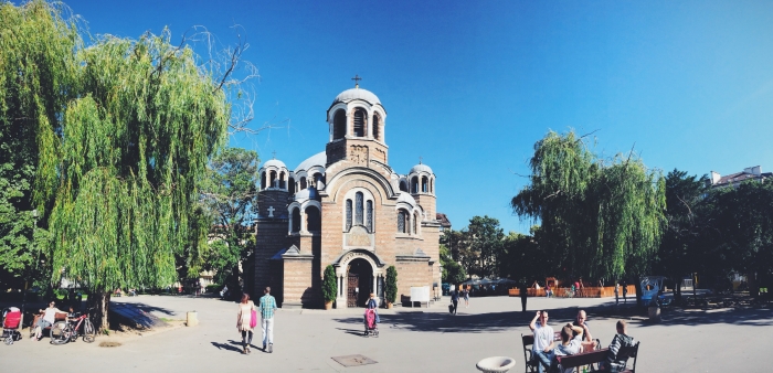 Ein Platz mit einer Kirche in Bulgarien