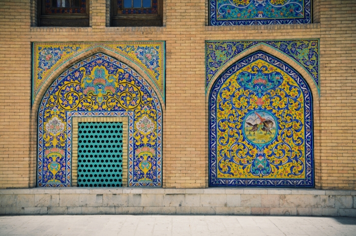 Bunte Fliesen an einer Wand im Golestan Palast in Teheran