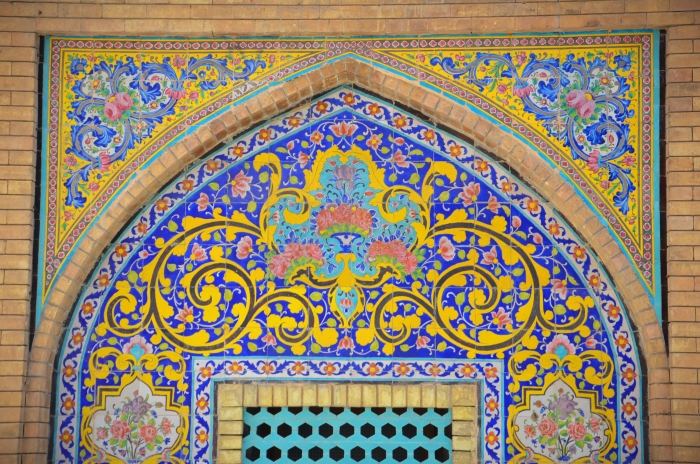 Detailreiche Fliesenarbeiten im Golestan Palast in Teheran