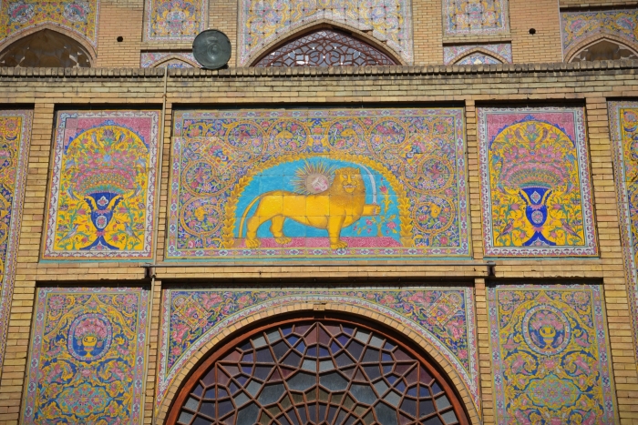 Detail eines Fliesenmusters mit einem Löwen im Golestan Palast in Teheran