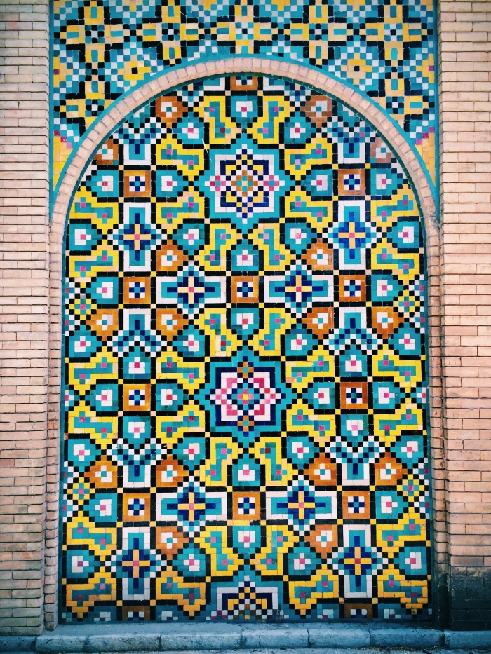 Ein modern anmutendes Fliesendekor im Golestan Palast in Teheran
