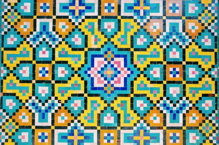 Bunte Kacheln im Detail im Golestan Palast im Iran