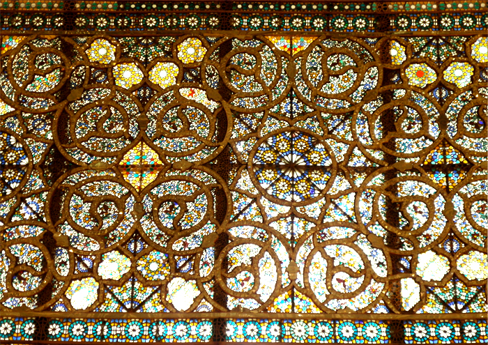 Ein Fenster aus Mosaiken und Spiegeln im Golestan Palast in Teheran
