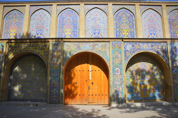 Eine schwere Holztür im Golestan Palast in Teheran im Iran