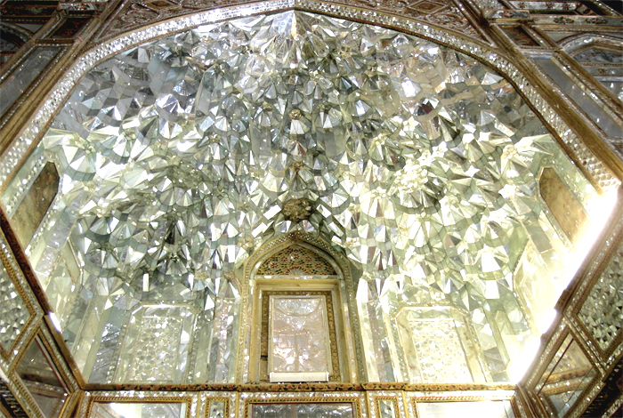 Eine Kuppel aus Spiegeln im Golestan Palast im Iran