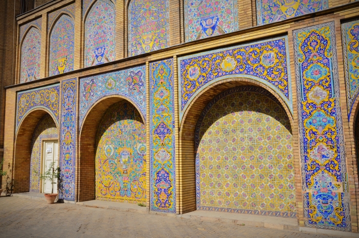 Eine Wand voller bunter Fliesenmuster im Golestan Palast in Teheran