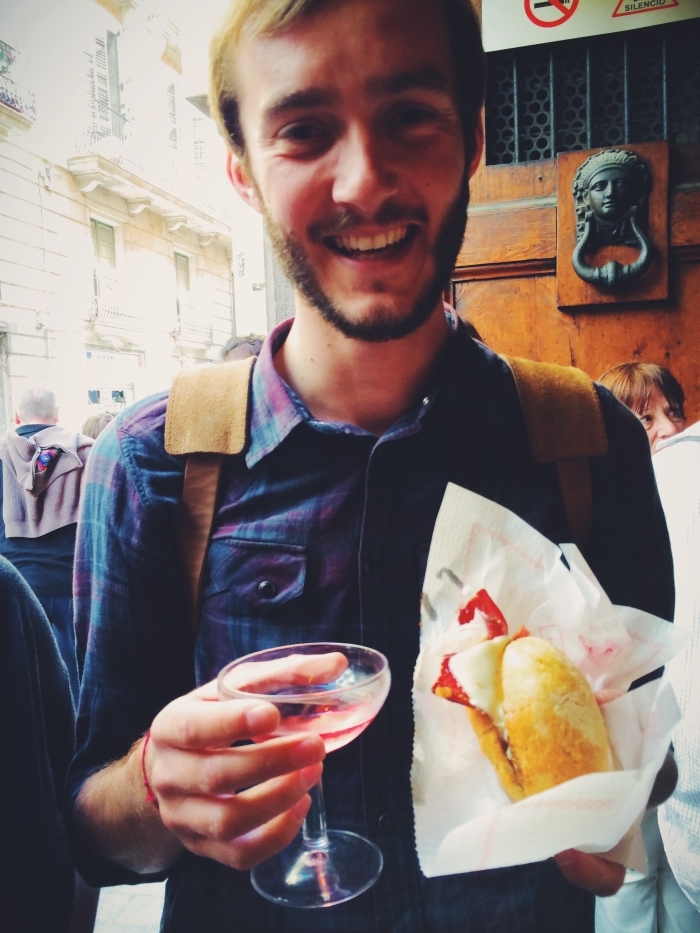 Travel Blogger Clemens Sehi from Anekdotique.com in one of the Barcelona Champagne Bar Xampanyeria 