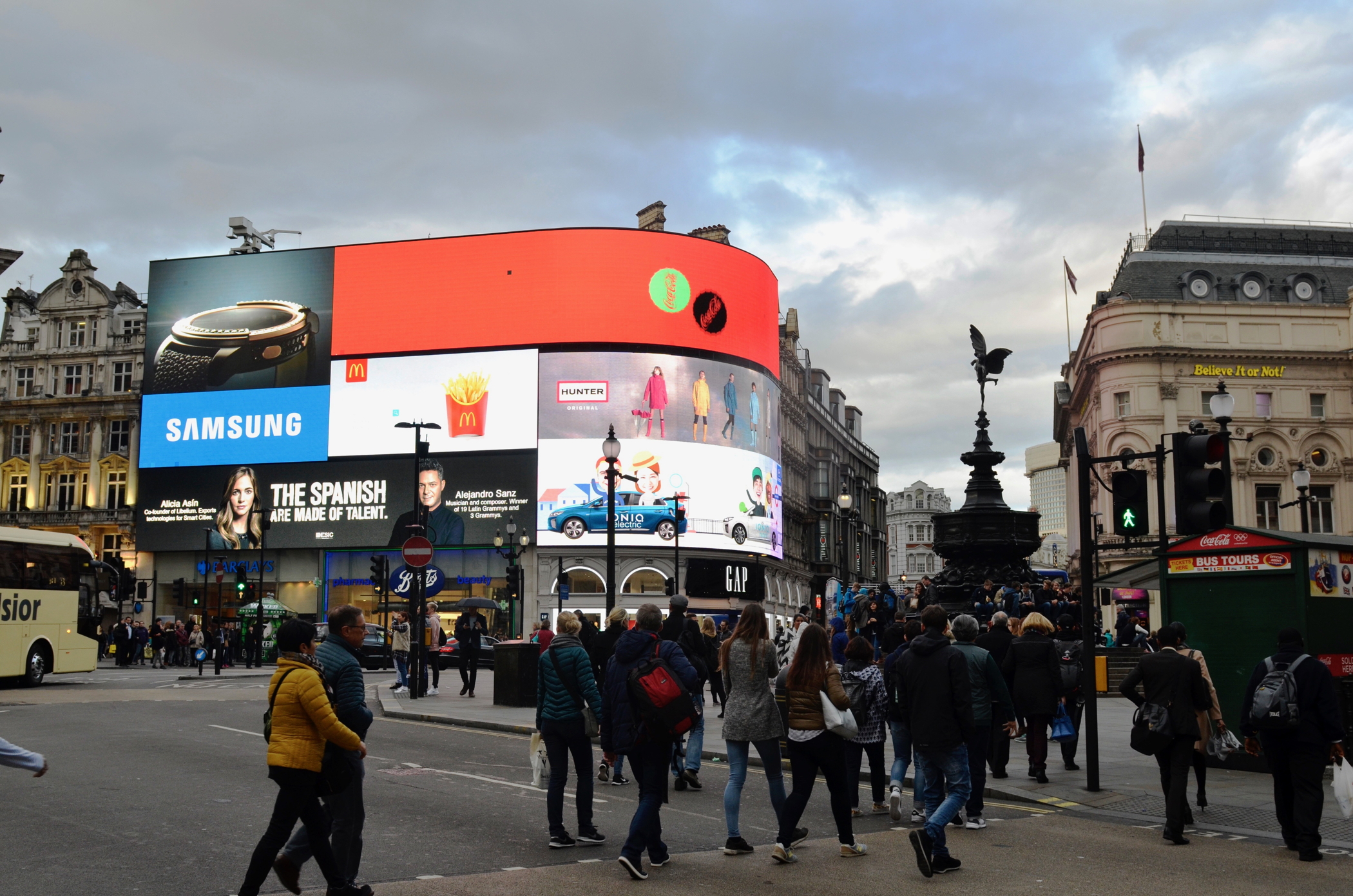 swinging_london_piccadilly_circus