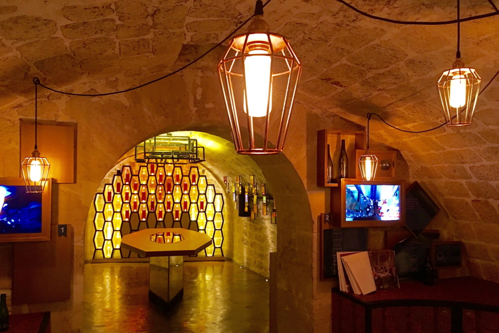 Ein Tag in Paris beim Wine Tasting im Caves du Louvre