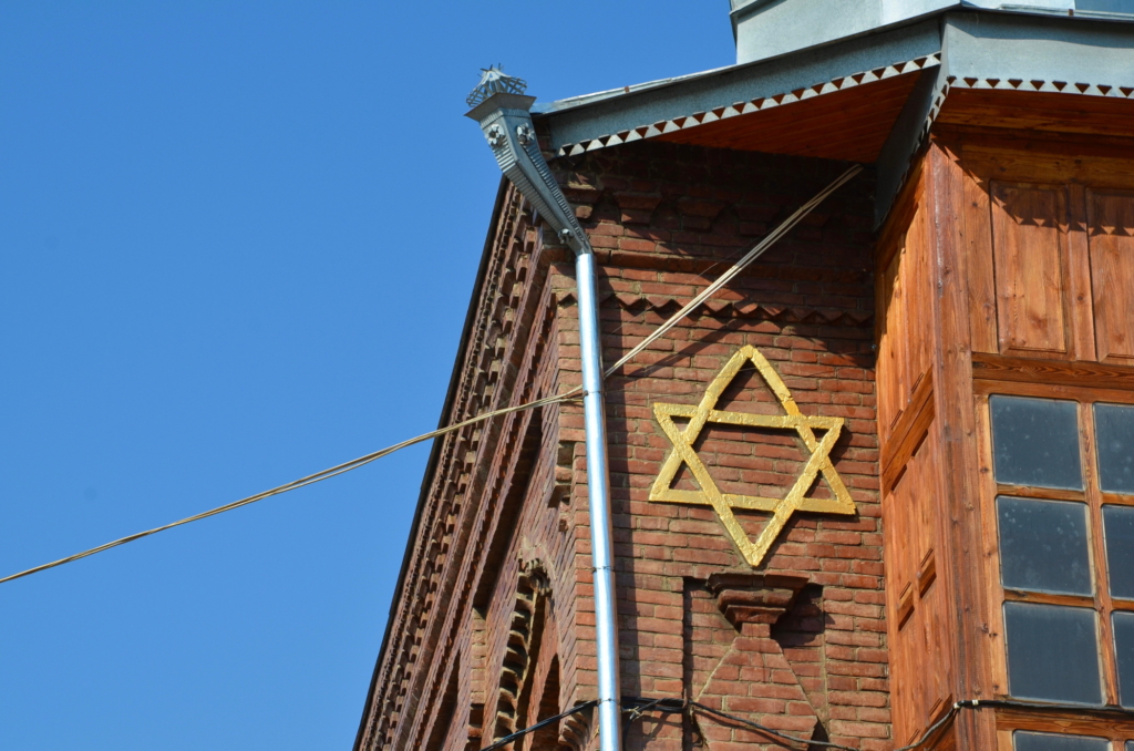 azerbaijan travel red village synagogue
